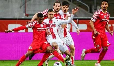 关于圣安东尼奥马刺训练开放日；国际比赛日完成体检引欢呼；德国杯在即；赛程密集仍需轮换的信息