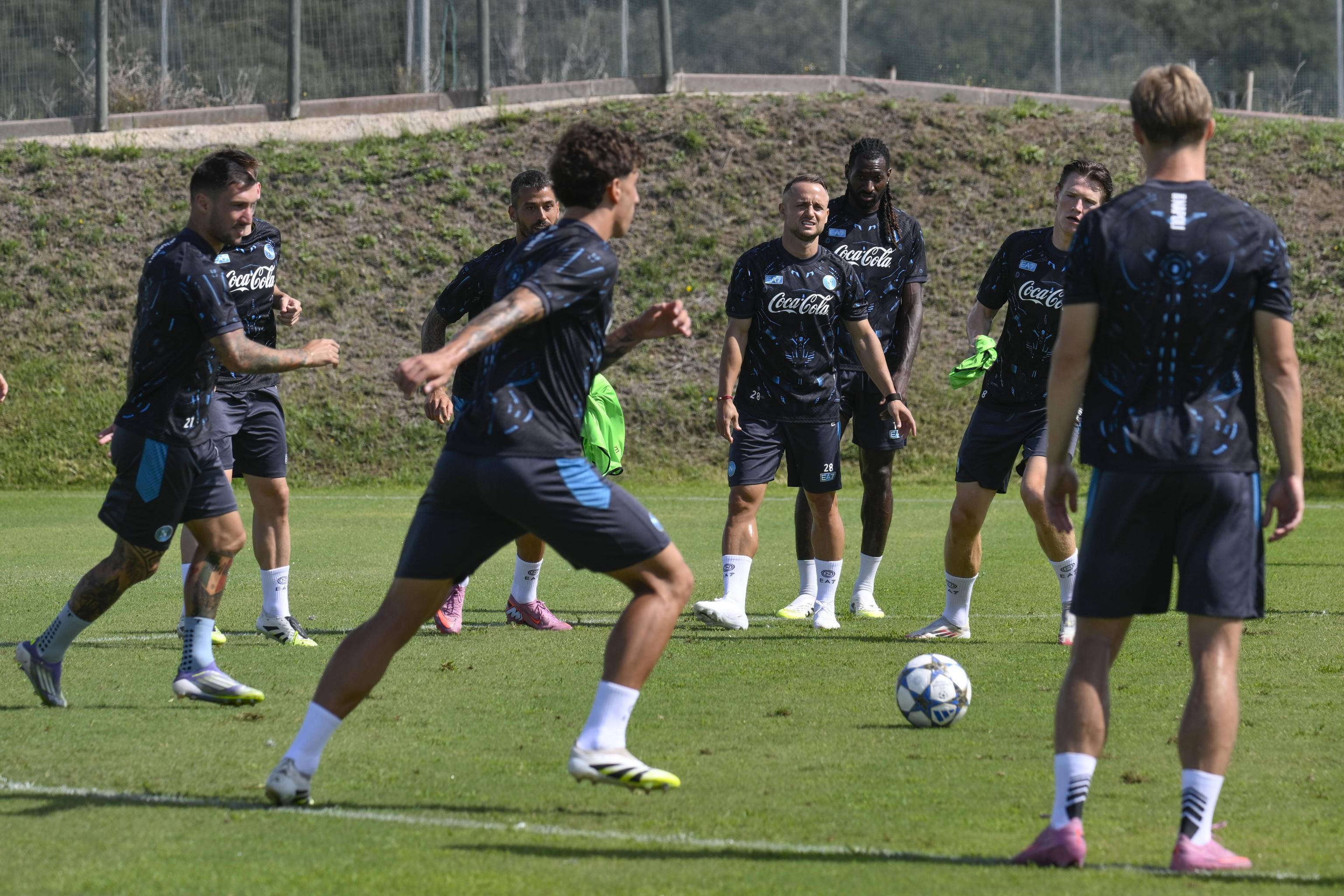 包含加时末段体能课后；多特蒙德止住颓势备战欧冠；态度坚定；年轻球员得到机会的词条